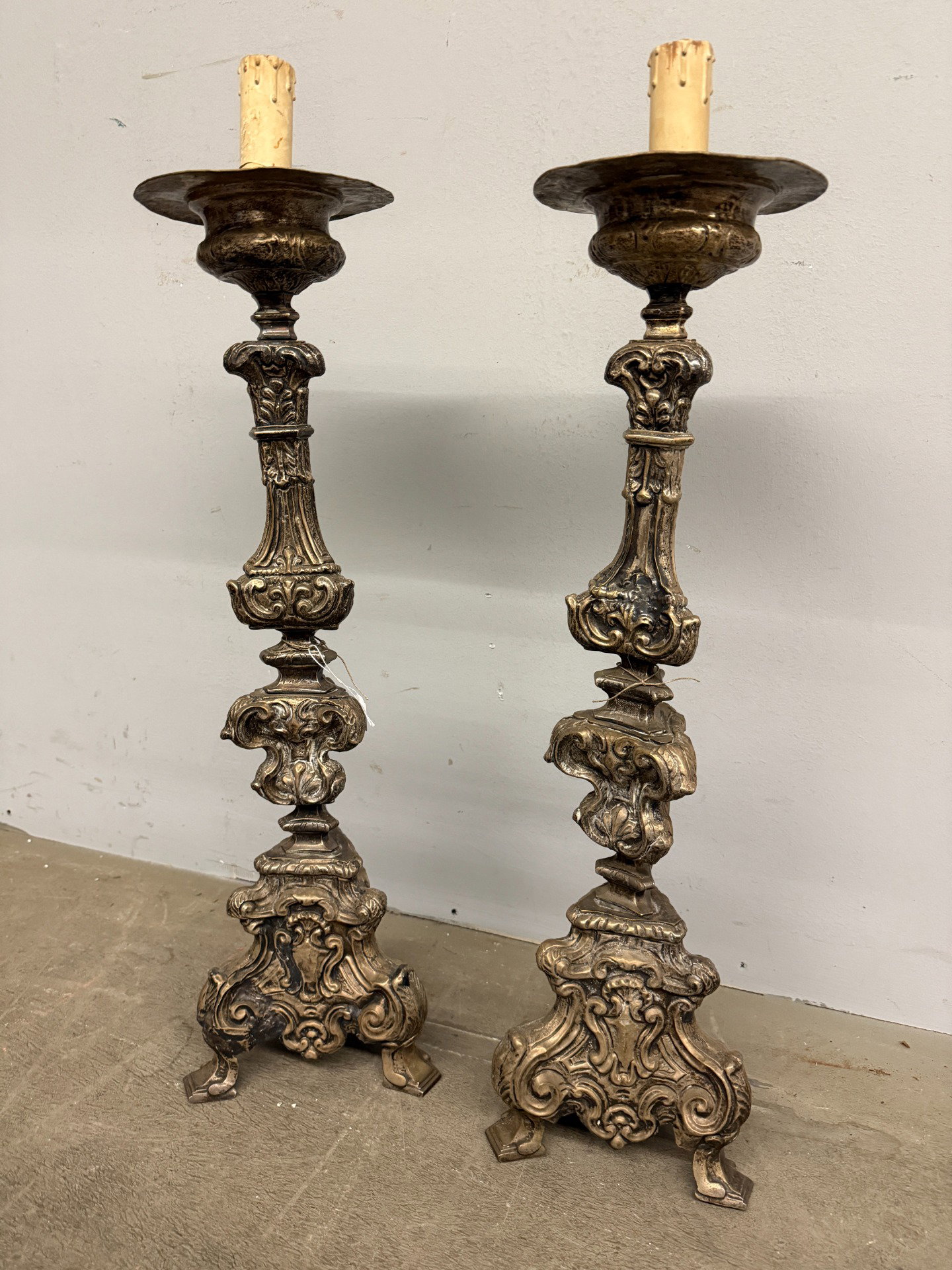 Ancienne paire de chandeliers du XVIIIe en argent ciselé, 80x20cm.